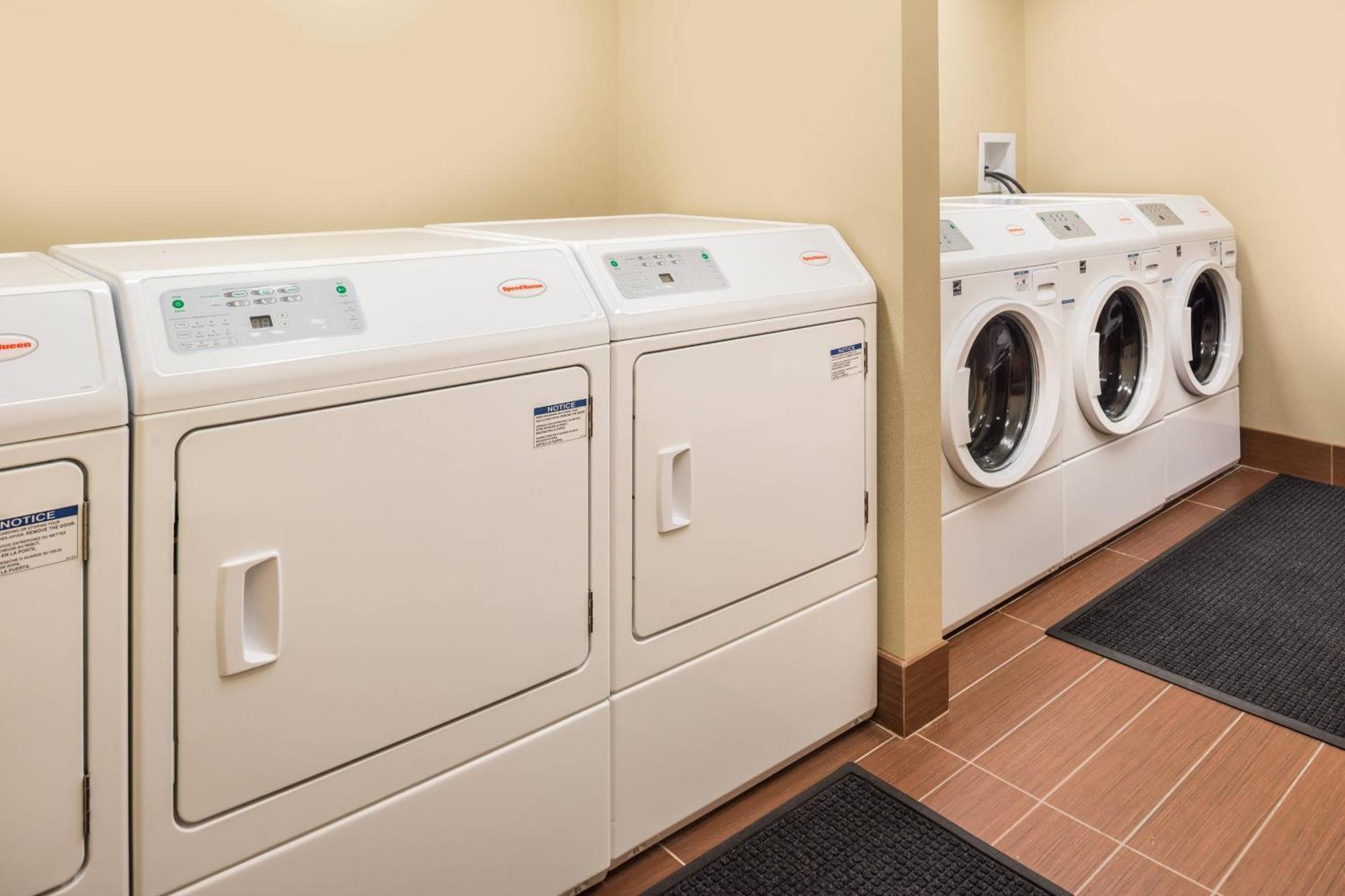Towneplace Suites By Marriott New Hartford Bagian luar foto