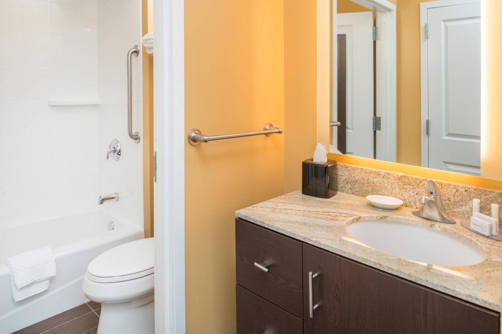 Towneplace Suites By Marriott New Hartford Bagian luar foto