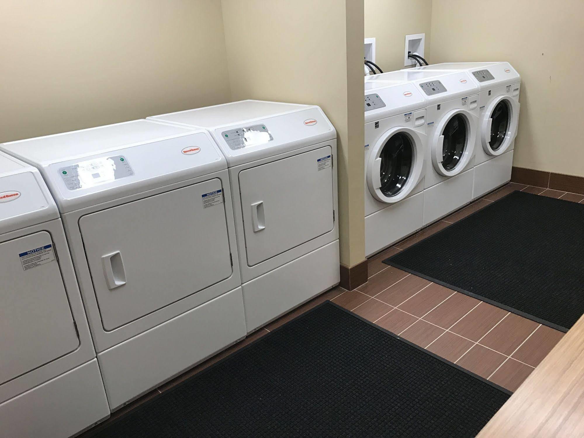 Towneplace Suites By Marriott New Hartford Bagian luar foto